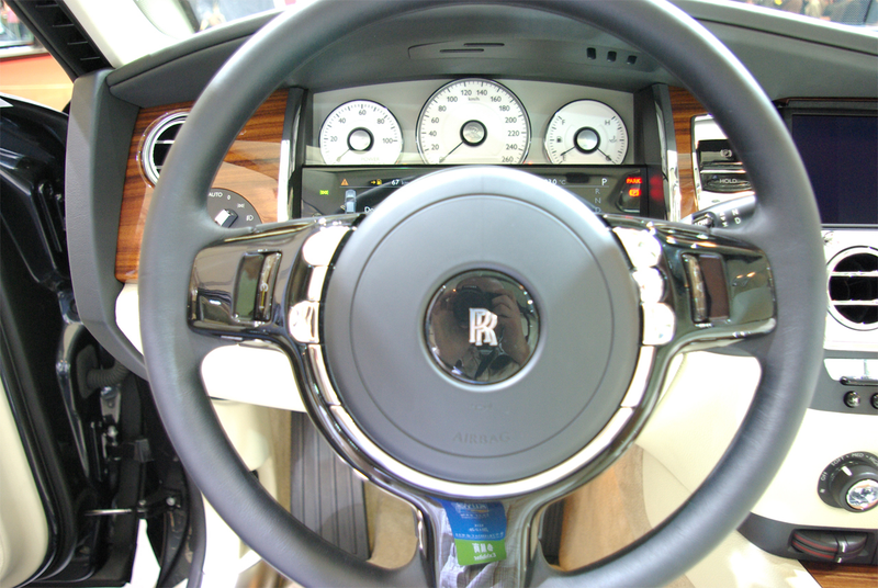 Illustration for article titled Rolls Royce 200EX Auto-Adjusting Purse Holder For The Ladies